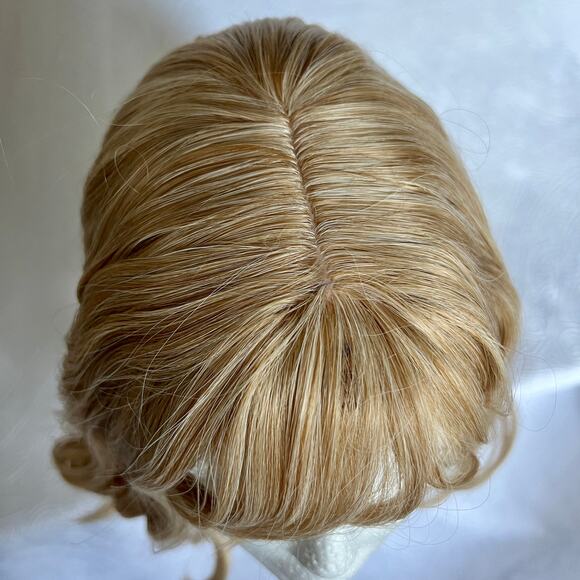 Short natural golden blonde wavy wig with wispy bangs cosplay costume daily wear - Picture 4 of 7